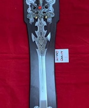 KILIÇ DUVARA ASMALI